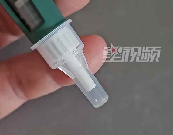 被自己蠢哭了！男子打胰岛素1个月才发现针套没摘(图1)