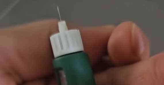 被自己蠢哭了！男子打胰岛素1个月才发现针套没摘(图2)