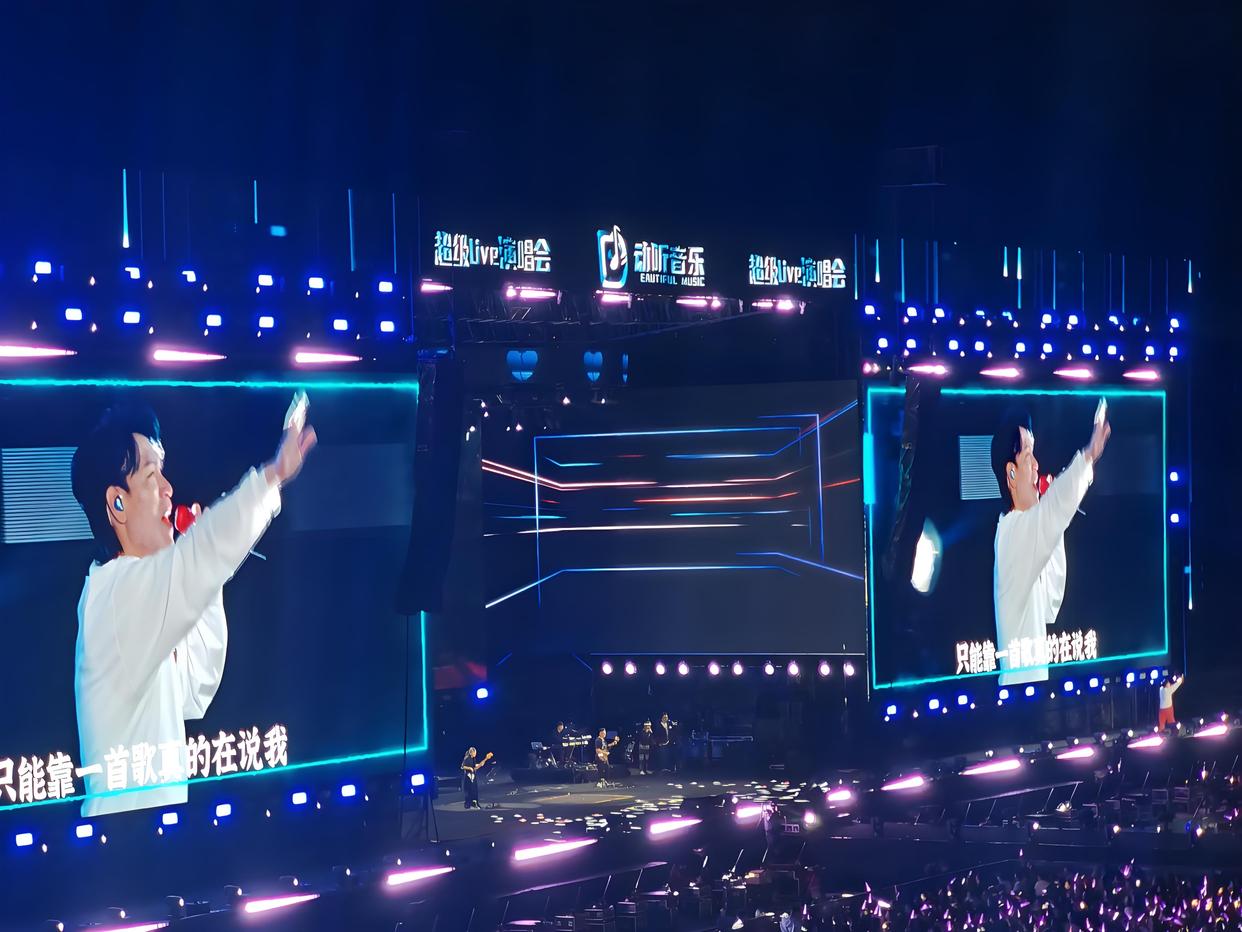 杨宗纬摔下舞台第一视角:头先着地