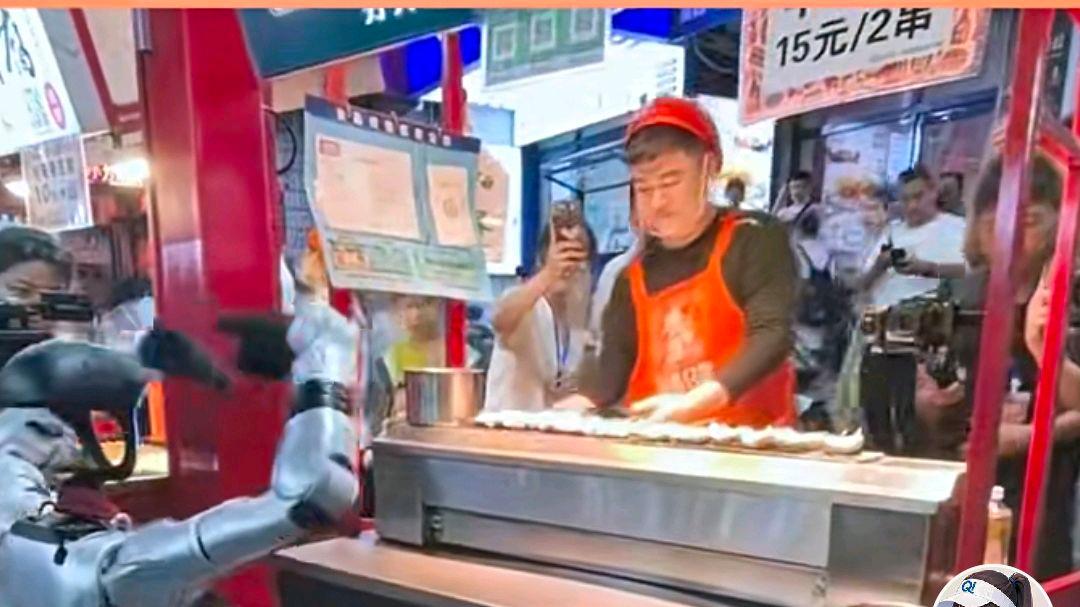 机器人看到大腰子馋得挪不动步?网友:有趣自主还是操作的
