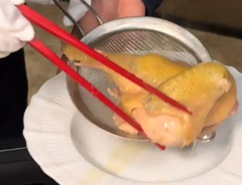 餐厅半只鸡卖1999元 店方：主要食材除了鸡还有鱼翅(图1)