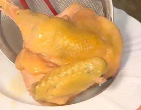 餐厅半只鸡卖1999元 店方：主要食材除了鸡还有鱼翅(图2)