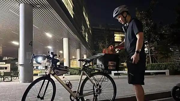 年轻人下班送外卖?有人月入3000元