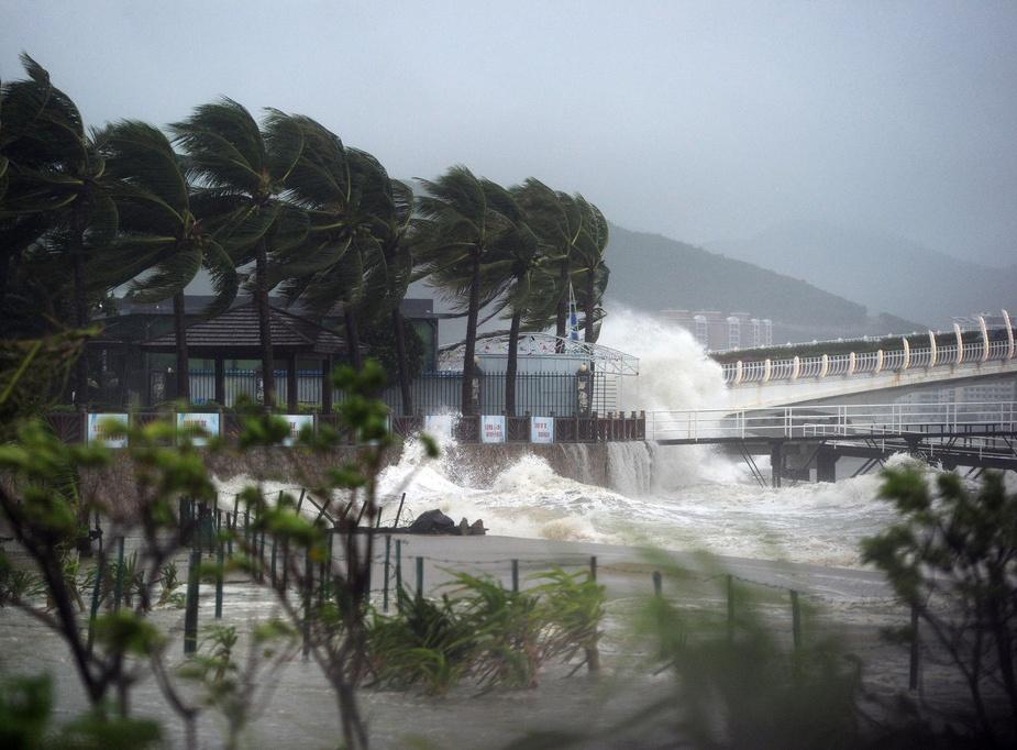 直击三亚十二级台风天气