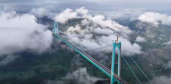世界第一高桥完成荷载试验：96辆总重达3300吨大货车齐上桥(图1)