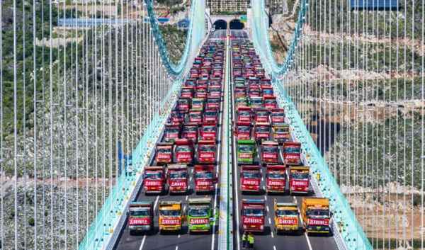 世界第一高桥完成荷载试验：96辆总重达3300吨大货车齐上桥(图2)