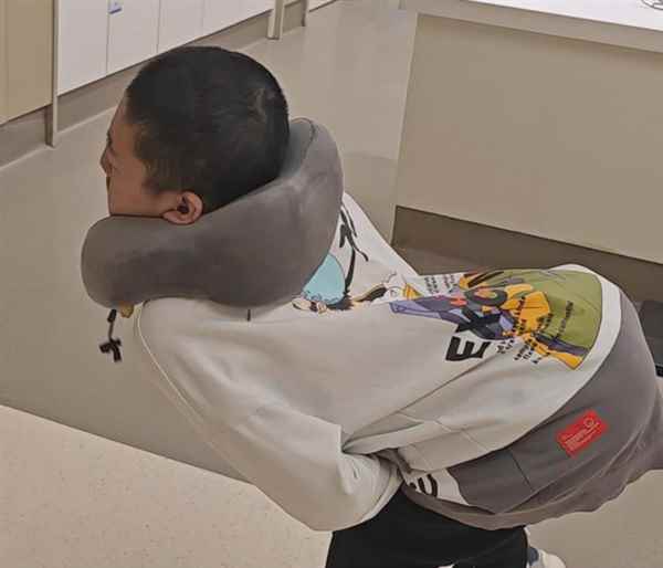 全球首例！4次断骨打开折叠男孩迈出新生第一步(图1)