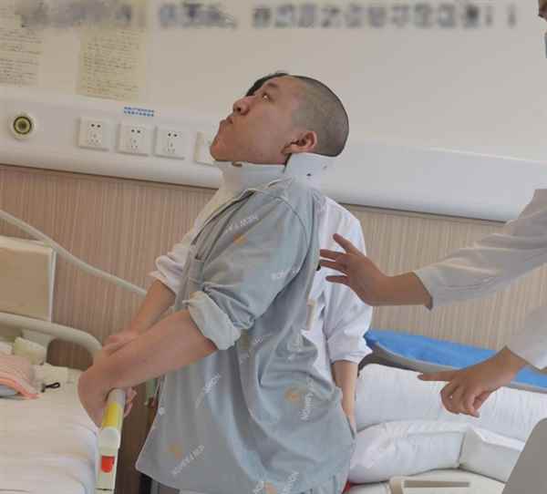 全球首例！4次断骨打开折叠男孩迈出新生第一步(图2)