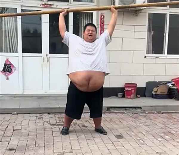 靠吃播年入300多万！350多斤吃播大胃王良子走红 胃袋占150多斤：不能再吃了(图1)