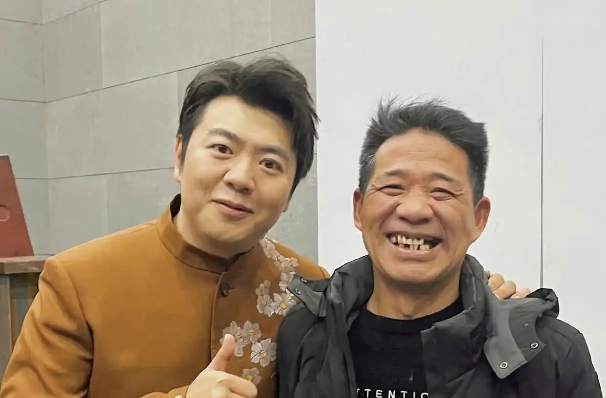 郎朗与建筑工人隔空联弹