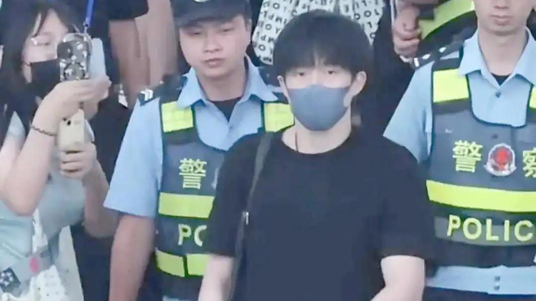 网友问王楚钦:裤兜里塞了三室一厅吗