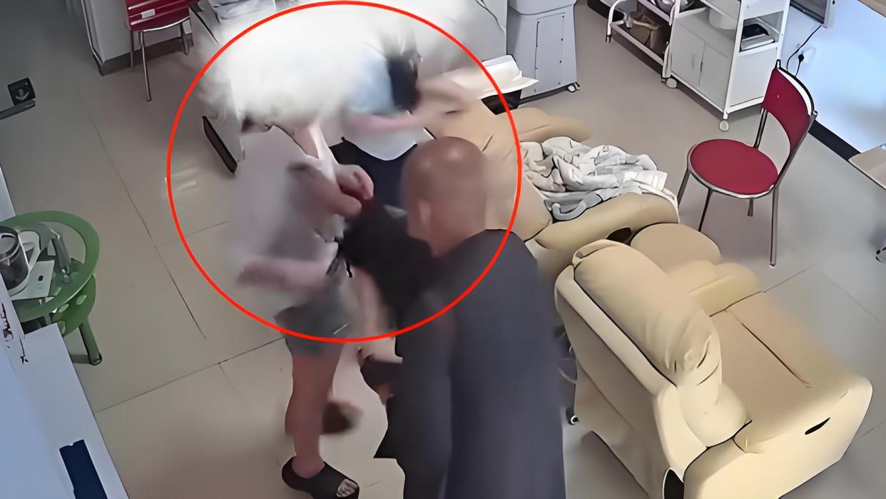 男子穿僧服疑有不雅行为被警方控制