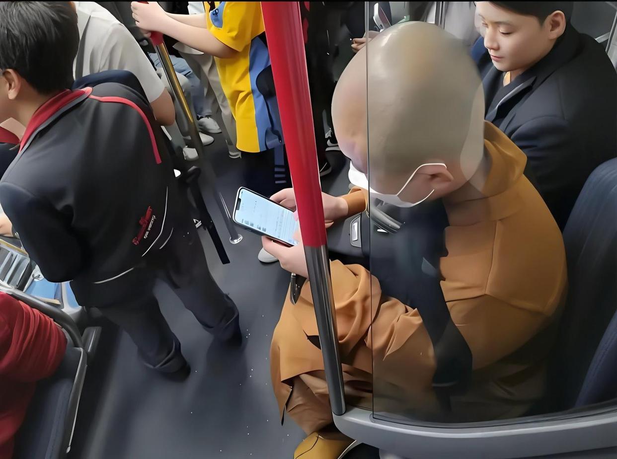 男子穿僧服疑有不雅行为被警方控制