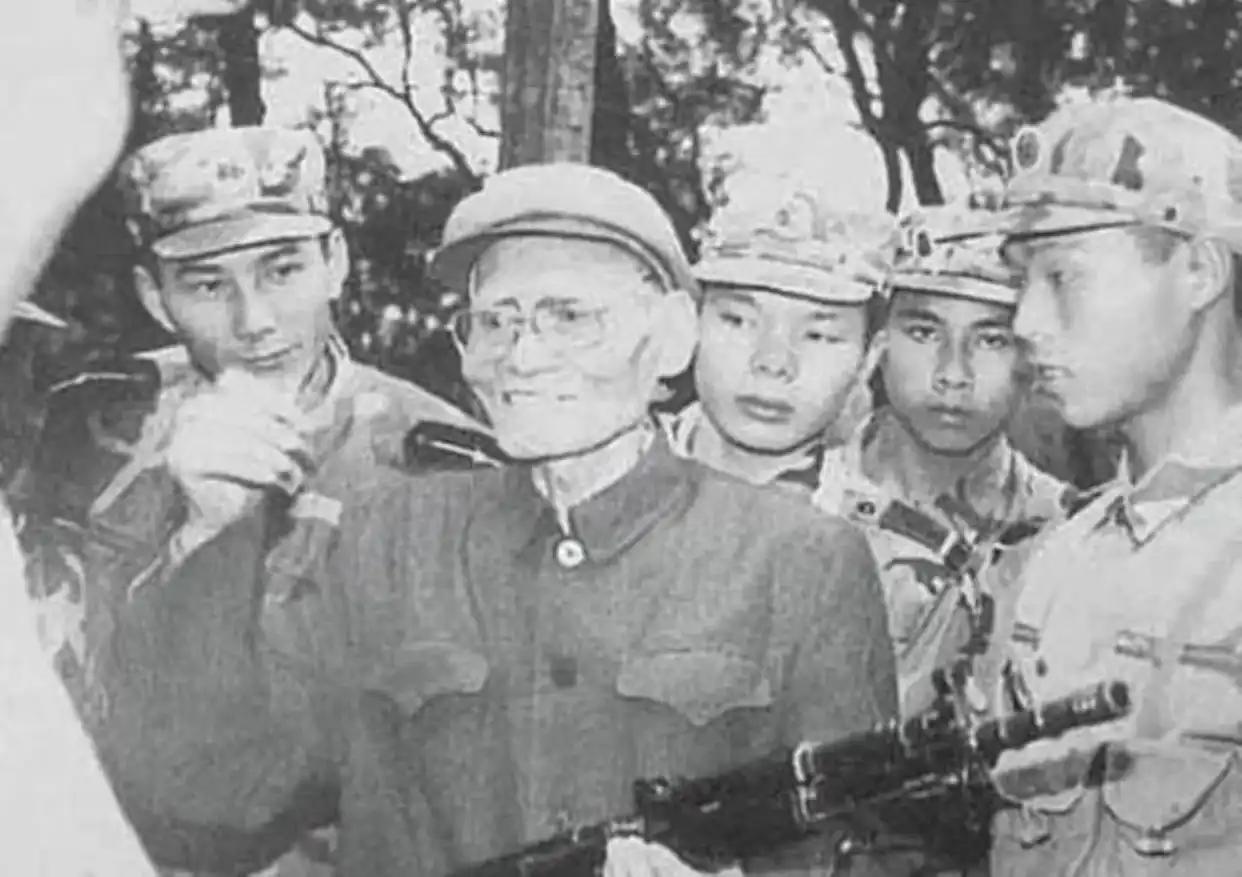 五壮士幸存者后人再登狼牙山