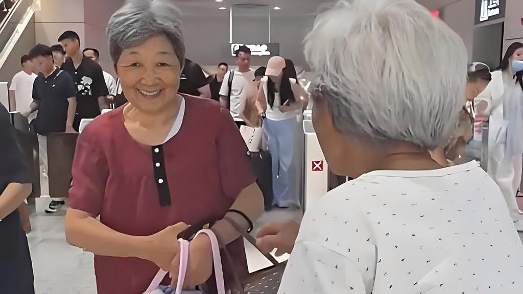 108岁老奶奶去车站接78岁的女儿
