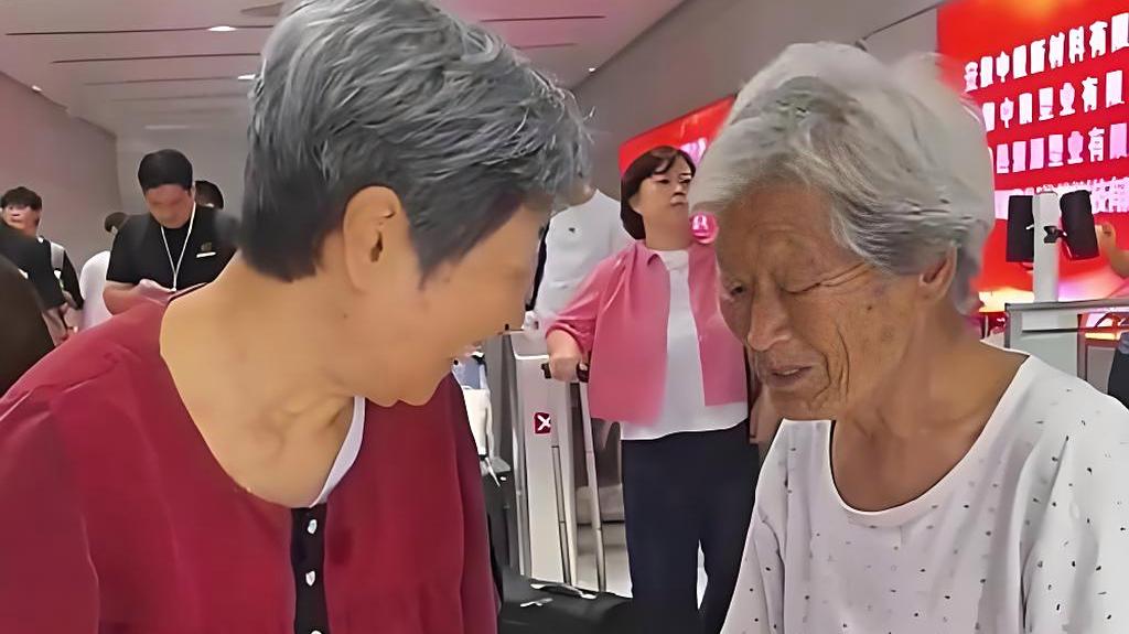 108岁老奶奶去车站接78岁的女儿