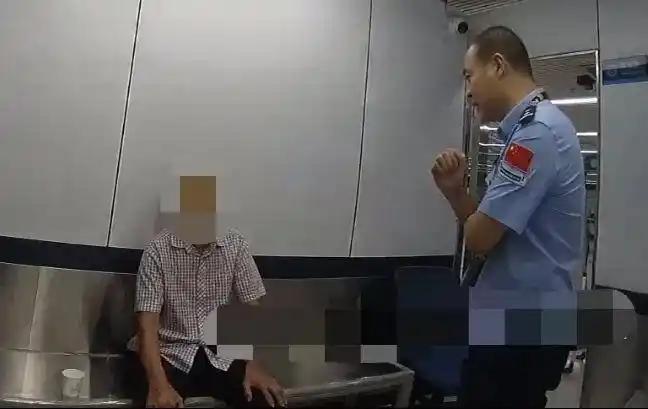 老伯把身份证改小10岁:别告诉翠花
