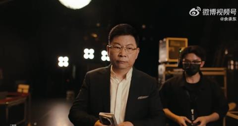 余承东展示华为MateXTs非凡大师真机：新增白色 支持手写笔(图3)