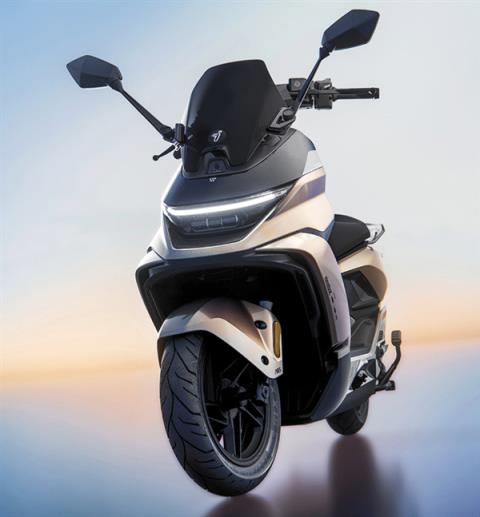 号称燃油125踏板颠覆者 九号M5系列电动摩托发布：7499元起(图1)