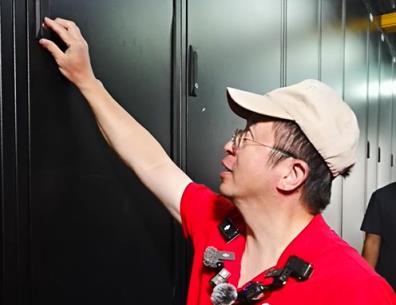 周鸿祎体验“重量级拆机”：约等于被144台保时捷包围(图1)