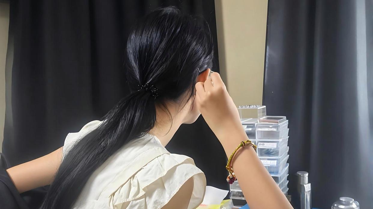 15岁女孩一只耳朵一次打了14个耳洞