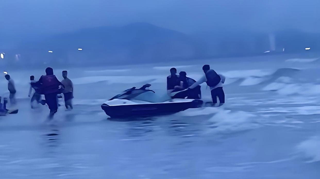 男子三亚游泳溺水?妻子崩溃大哭