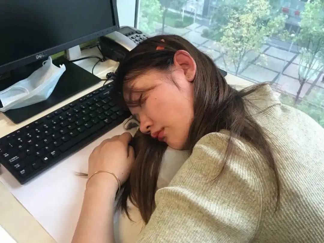 别被“睡够8小时”绑架了