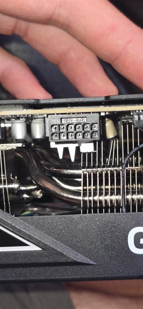 罕见！RTX5090发生电容爆炸：散热片都被炸弯(图1)