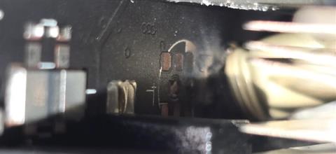 罕见！RTX5090发生电容爆炸：散热片都被炸弯(图2)