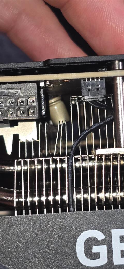 罕见！RTX5090发生电容爆炸：散热片都被炸弯(图3)