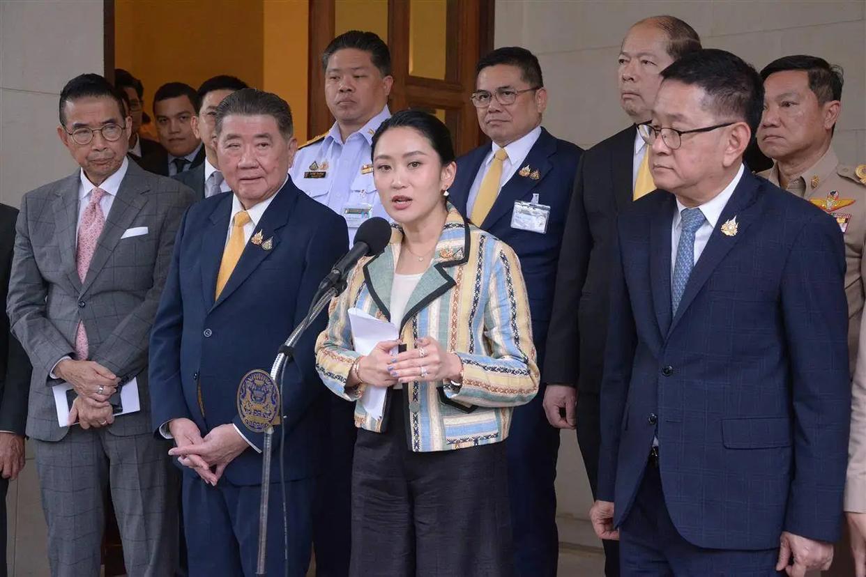 泰国女总理佩通坦遭解职