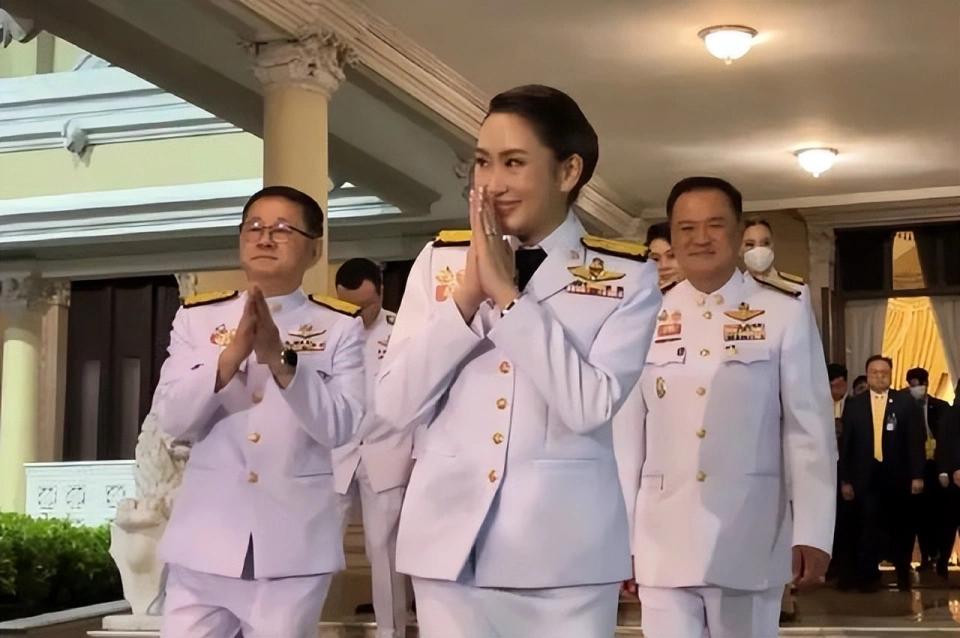 泰国女总理佩通坦遭解职