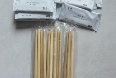 顾客起诉胖东来免费筷子无标签 工作人员：外包装上已标注信息(图2)
