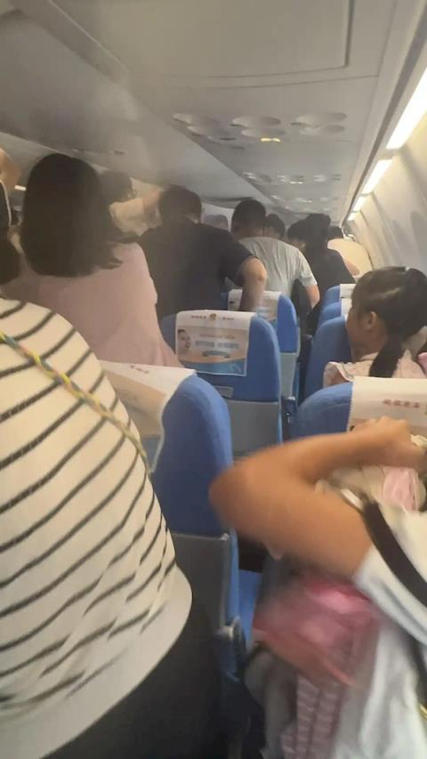 厦门航空通报充电宝突然冒烟：未对飞机造成任何损伤(图2)