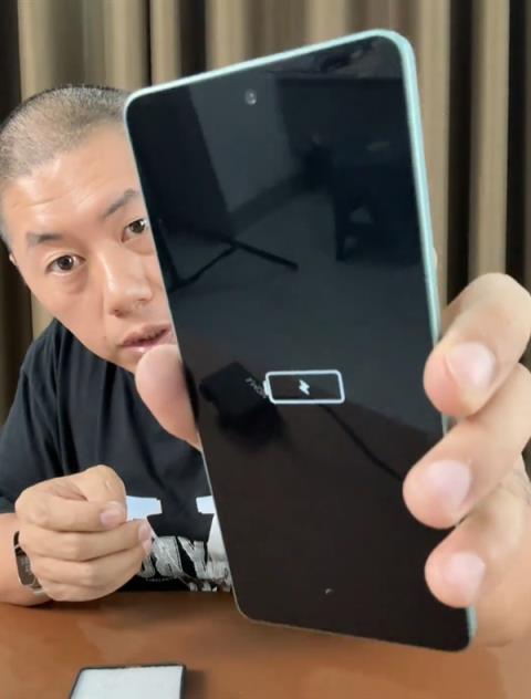 博主实测购买100块一台的智能手机：纯纯诈骗 屏幕只会亮没电图标(图1)