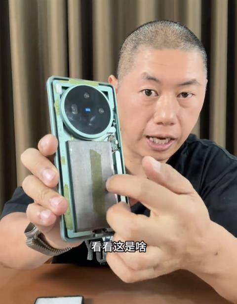 博主实测购买100块一台的智能手机：纯纯诈骗 屏幕只会亮没电图标(图3)
