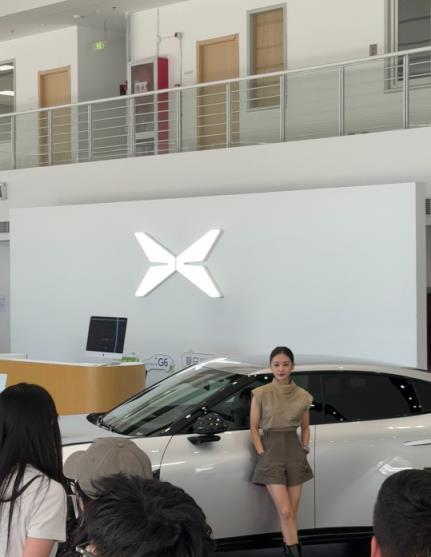 王子文现身小鹏门店 提车全新小鹏P7(图3)