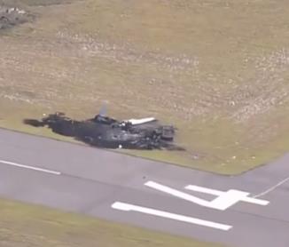 美国一机场两飞机相撞致1人死亡：机身当场撞成碎片(图1)