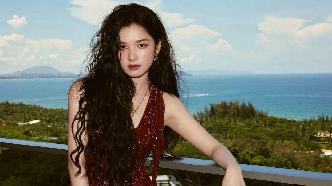 张婧仪复古港风造型引热议：美得像TVB当家花旦