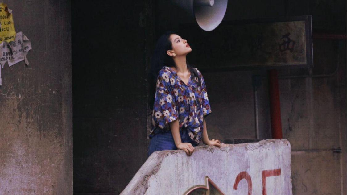 张婧仪复古港风造型引热议:美得像TVB当家花旦