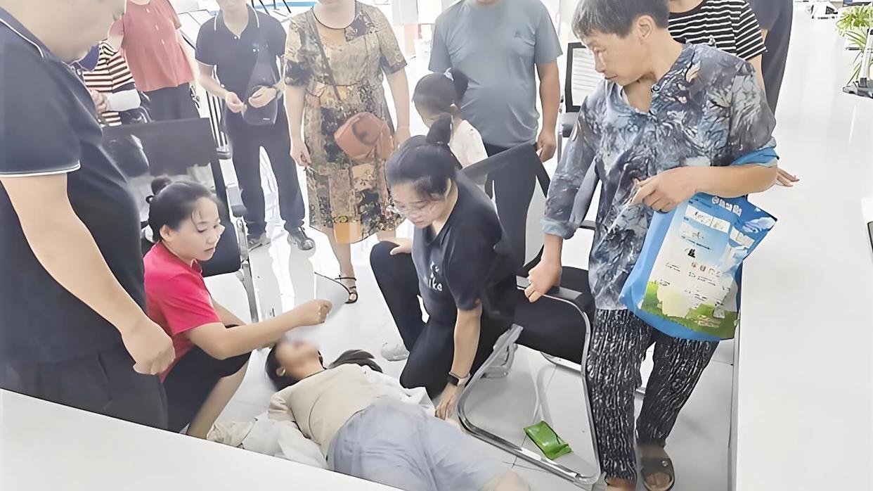 湖南跪地救人女子辟谣自己是孕妇