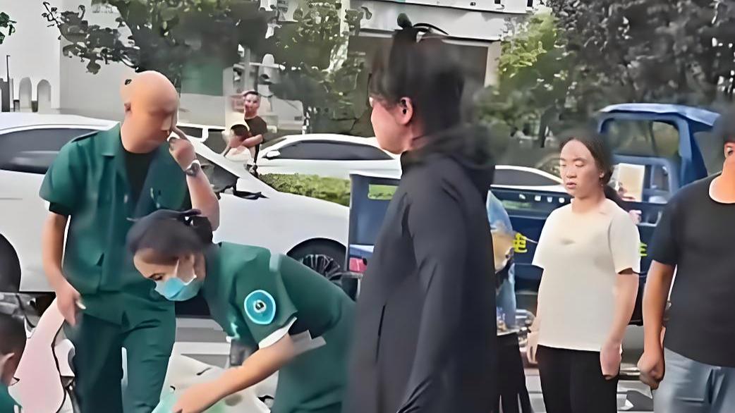 湖南跪地救人女子辟谣自己是孕妇