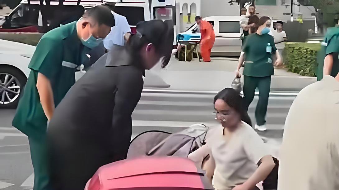 湖南跪地救人女子辟谣自己是孕妇