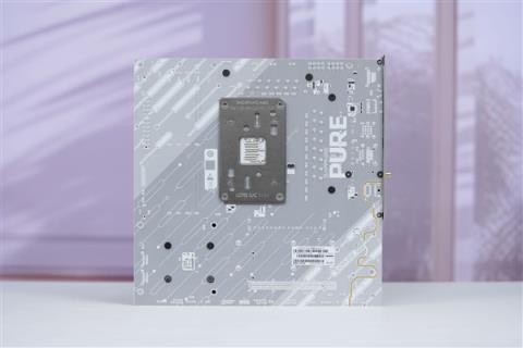 极地纯白设计！蓝宝石PURE极地B850MWIFI主板图赏(图3)