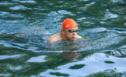 张朝阳颐和园游泳备战8公里横渡 希望直播倡导健康生活-图1 张朝阳颐和园游泳备战8公里横渡 希望直播倡导健康生活-图1