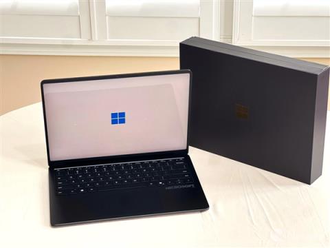 微软走过半个世纪：老外开箱SurfaceLaptop50周年纪念版(图2)