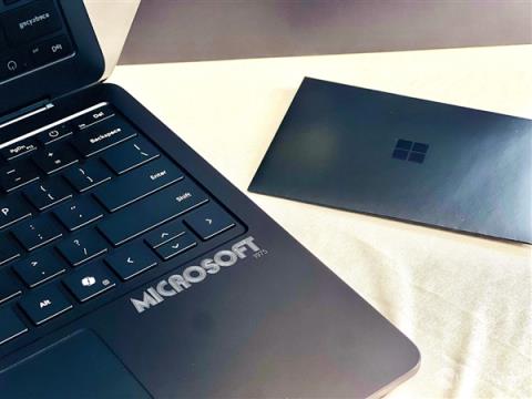 微软走过半个世纪：老外开箱SurfaceLaptop50周年纪念版(图4)