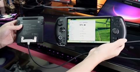 全球第一台AMD锐龙AIMax+ 395掌机！GDPWin5首创外接电池(图1)