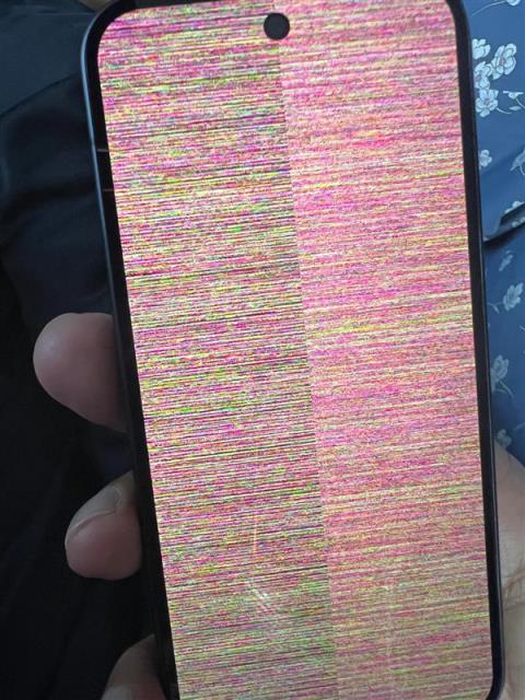 谷歌Pixel10上市即翻车：用户拿到手第二天手机就花屏(图3)