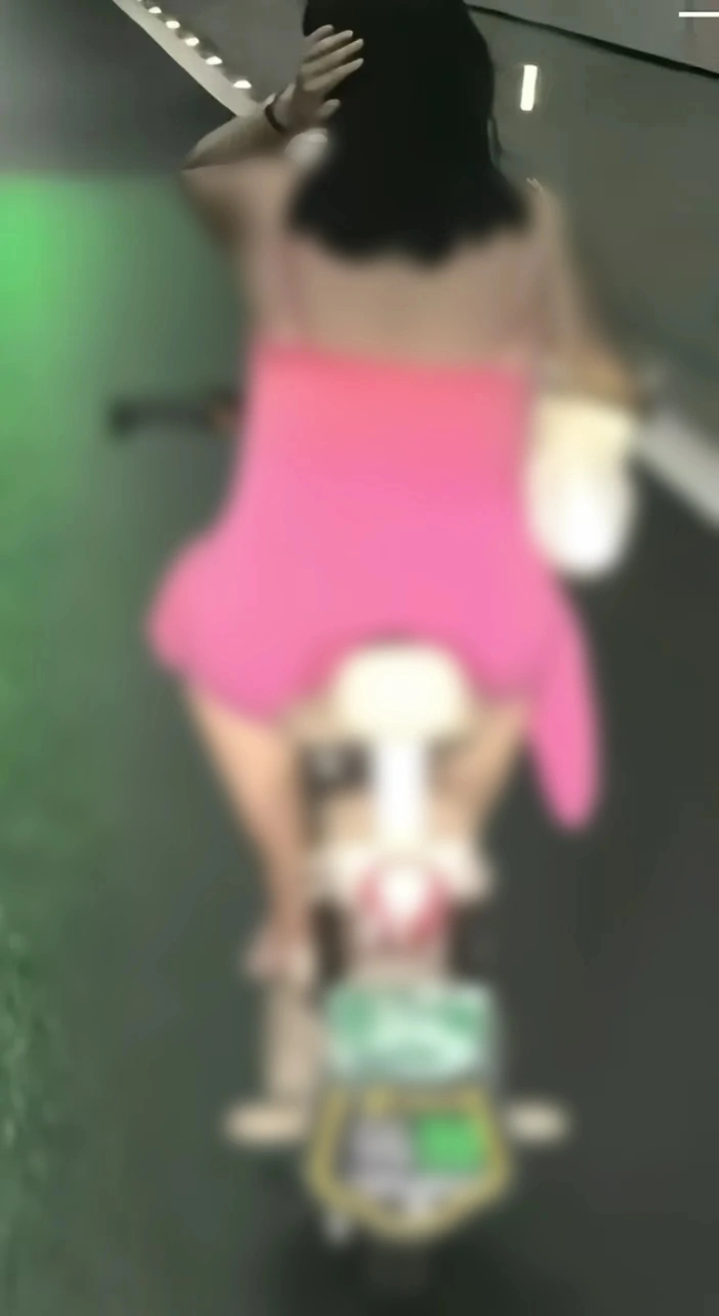 女子隧道里龟速骑电动车造成拥堵 捂耳拒听鸣笛